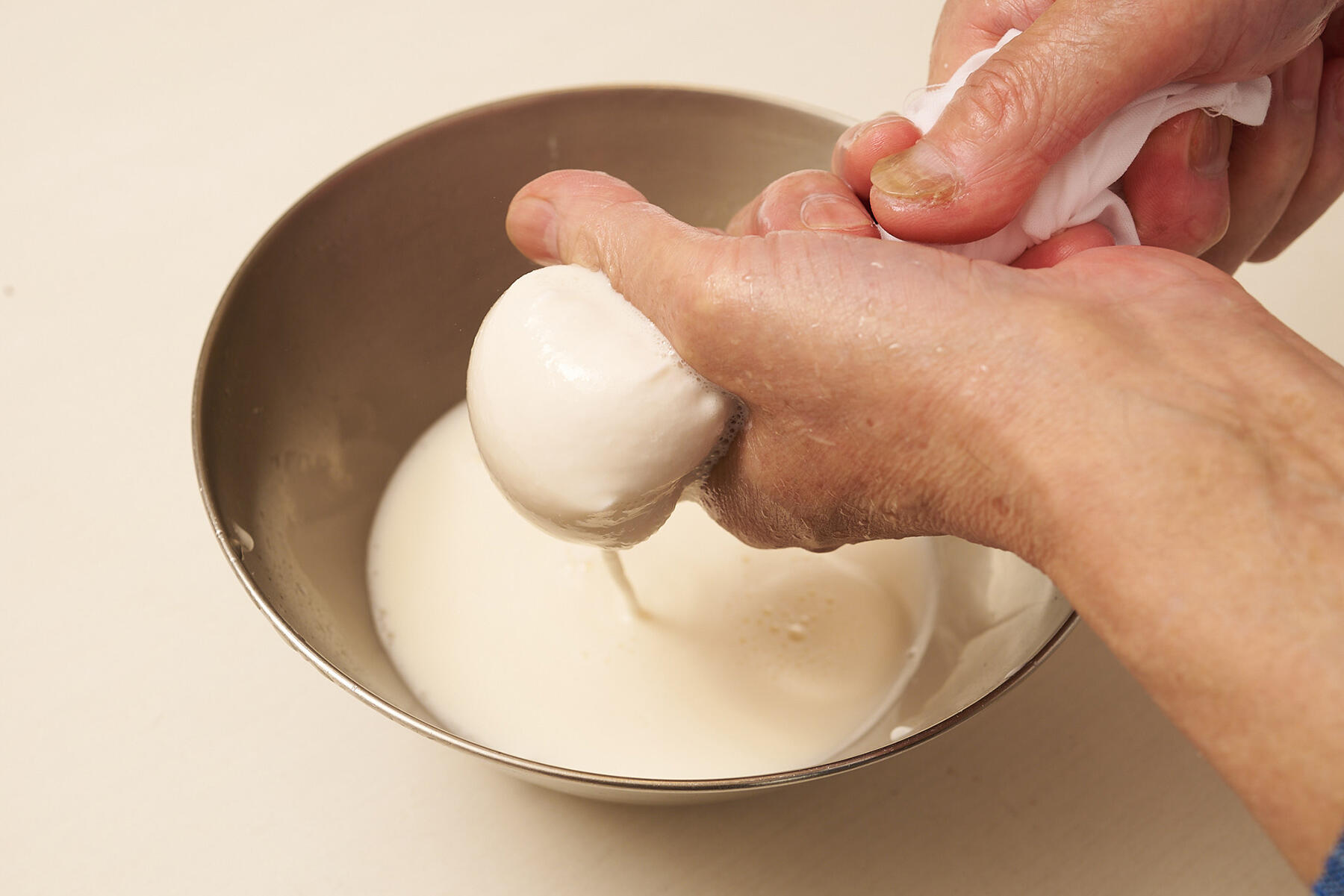 杏仁のエキスを取り出す