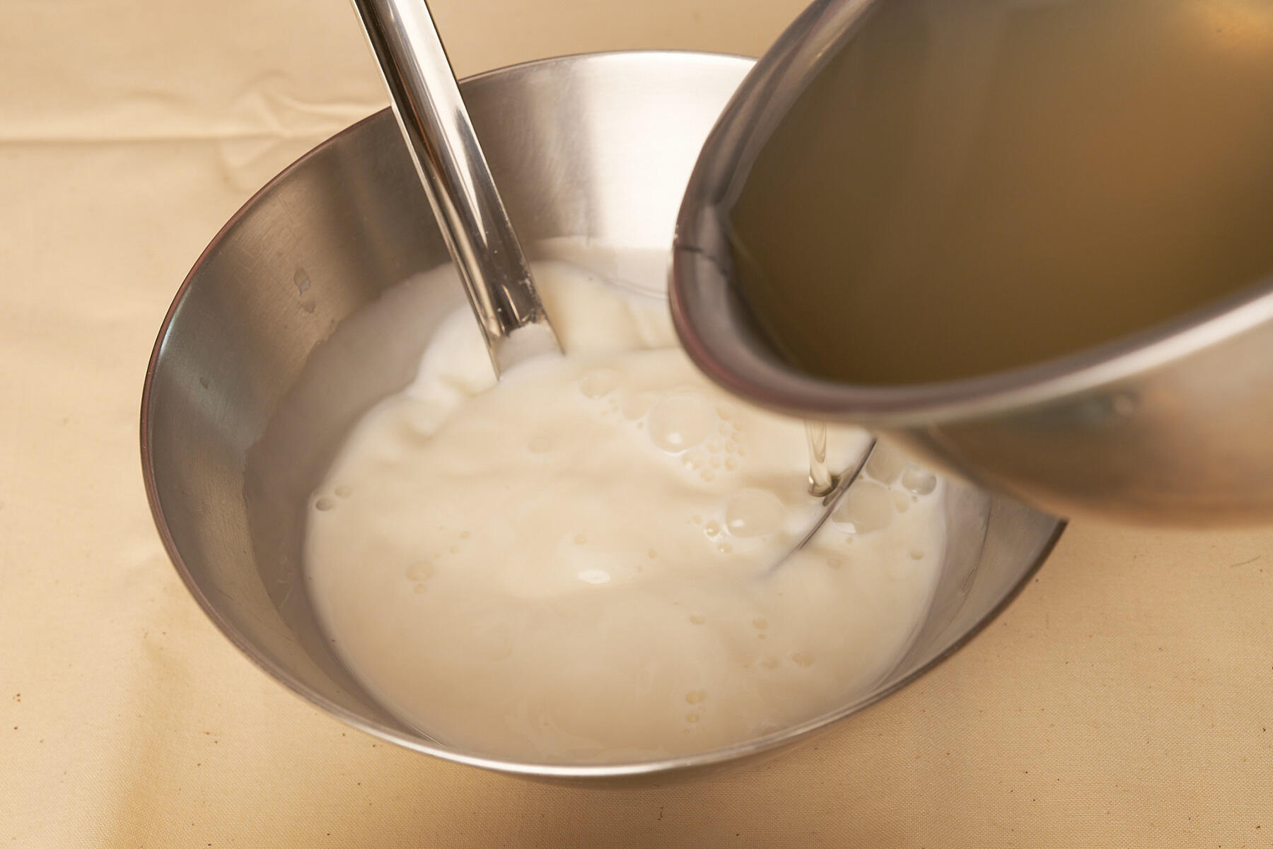 杏仁エキスと寒天液を合わせる