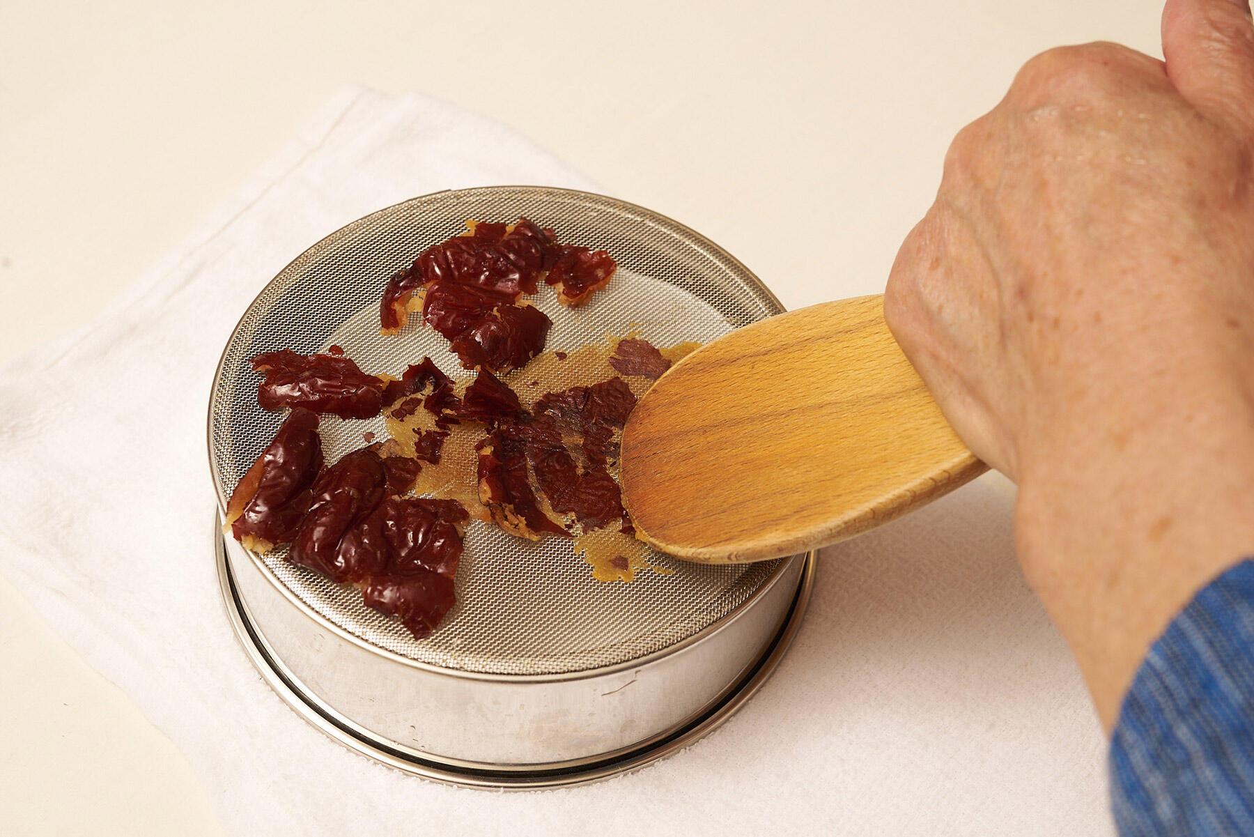 干しなつめを裏漉しする