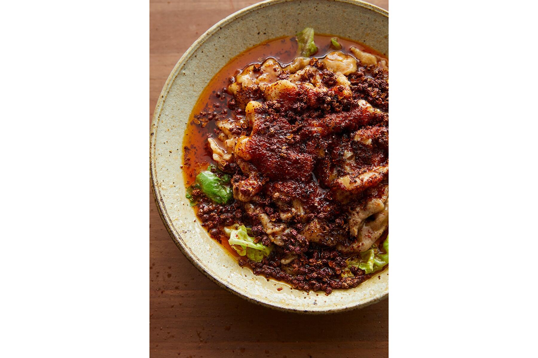 しびれる辛さがたまらない“水煮肉片（スイズゥロウピェン）”