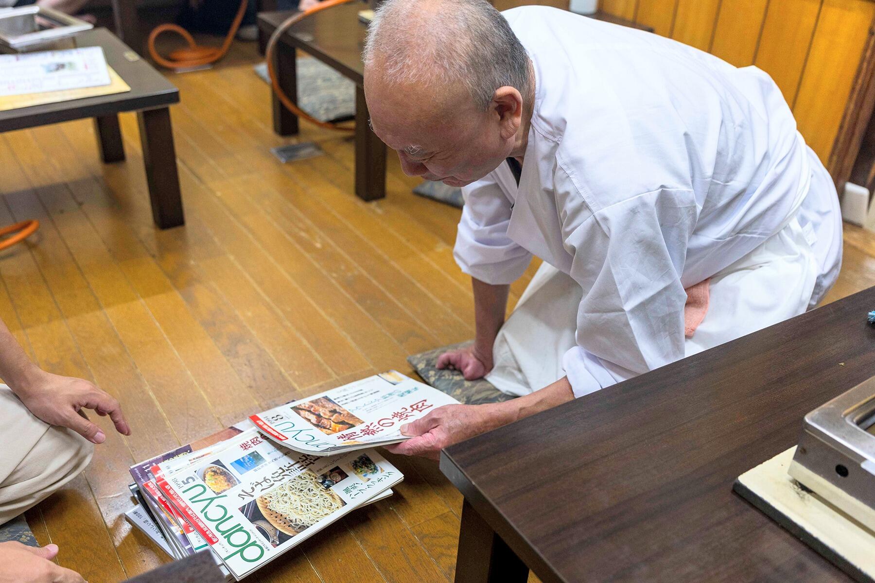 過去の本誌を見るマコさん