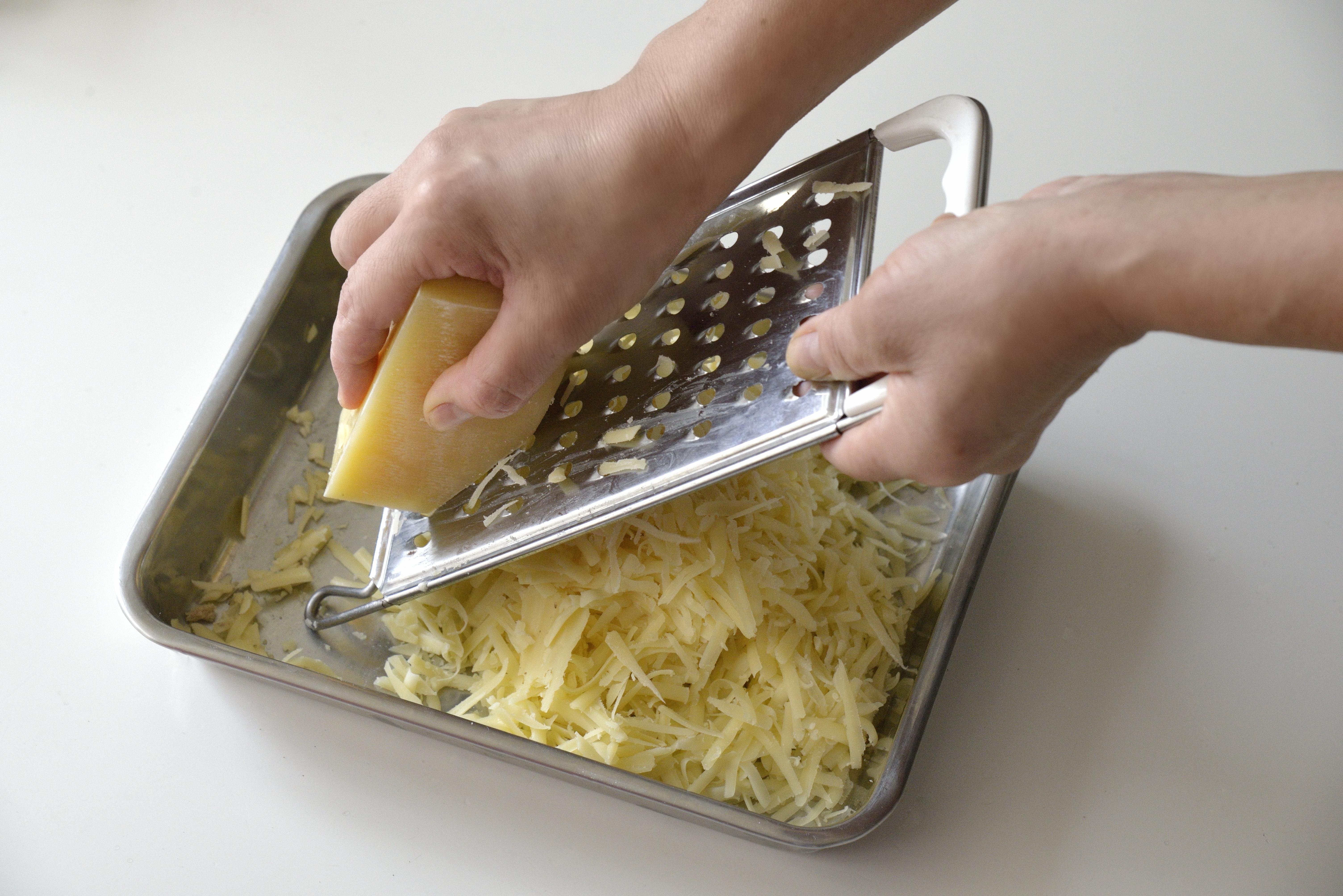 チーズを削る