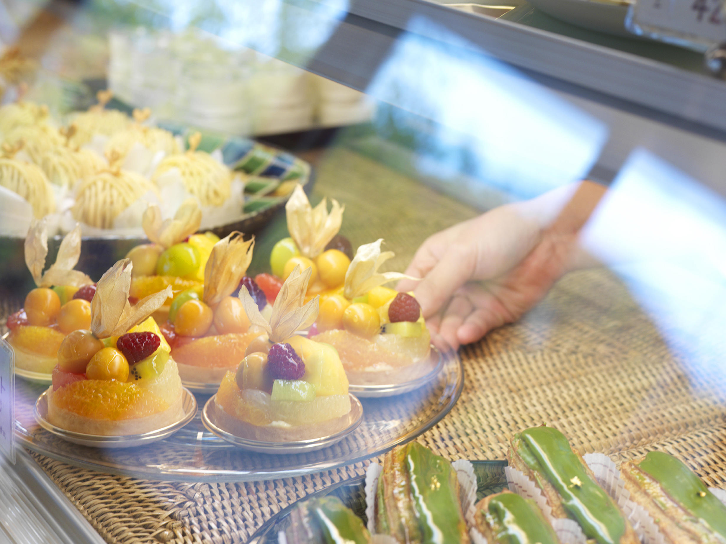 旬のフルーツを使った、季節を感じさせるケーキがショーケースに並ぶ。