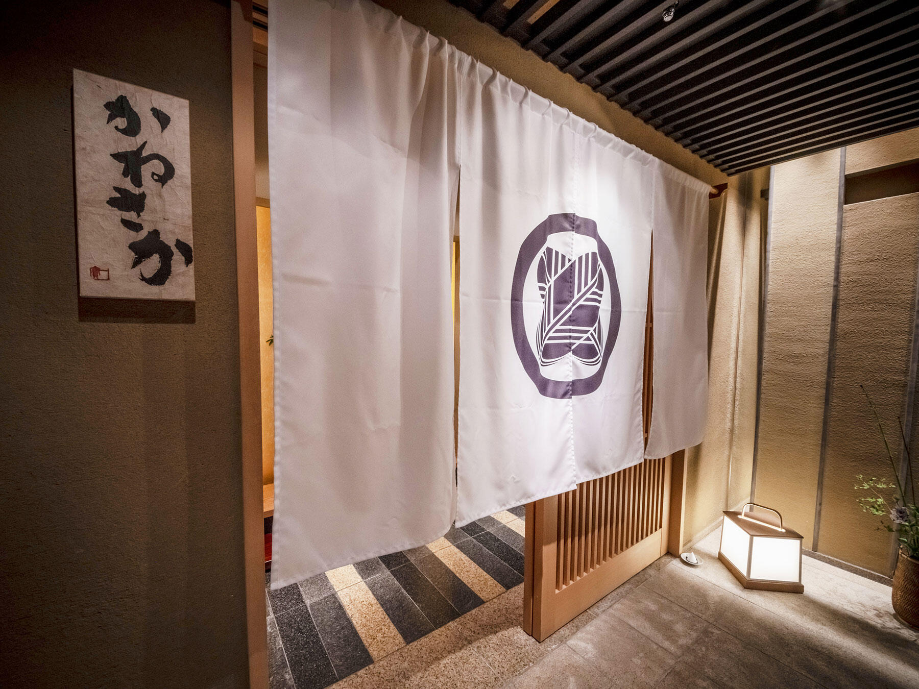 落ち着いた隠れ家的な雰囲気が漂う、「パレスホテル東京 鮨かねさか」外観