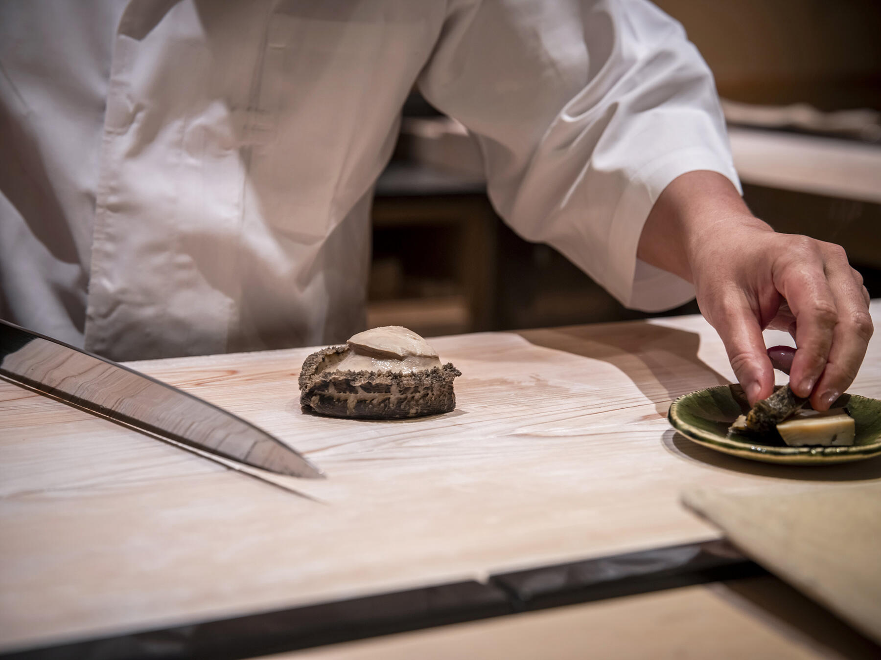 「鮨かねさか」のスペシャリテの蒸し鮑