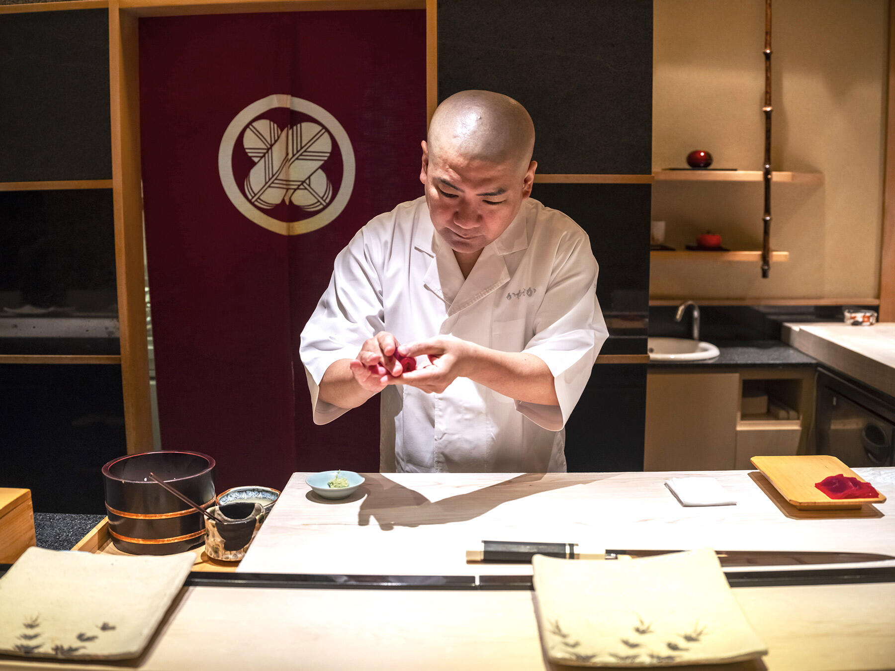 「パレスホテル東京 鮨かねさか」店主・菊地俊輔さん。