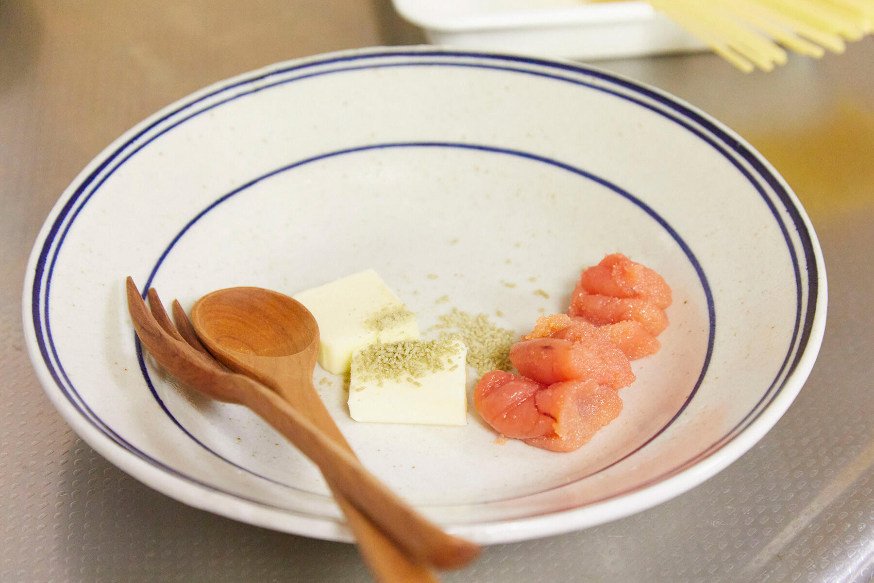 器に具材を入れる