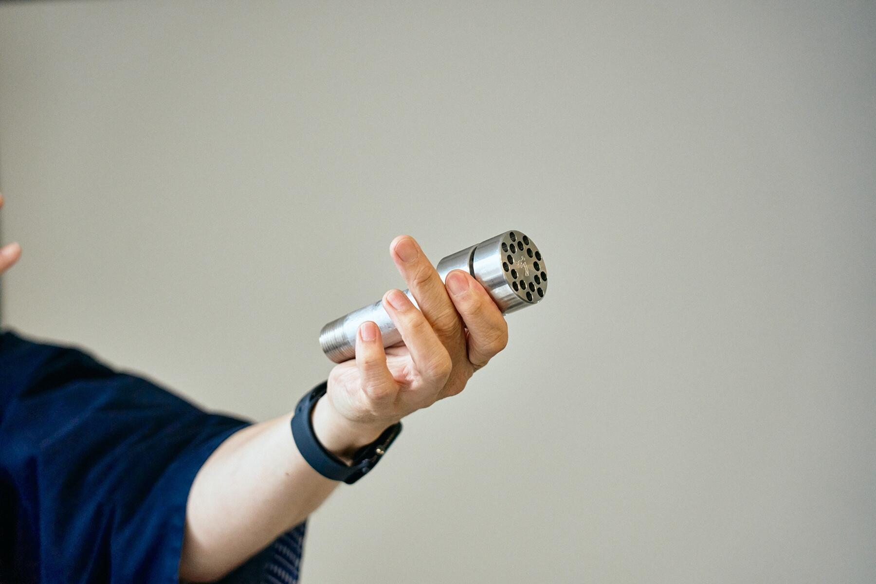 パーツを持つ手