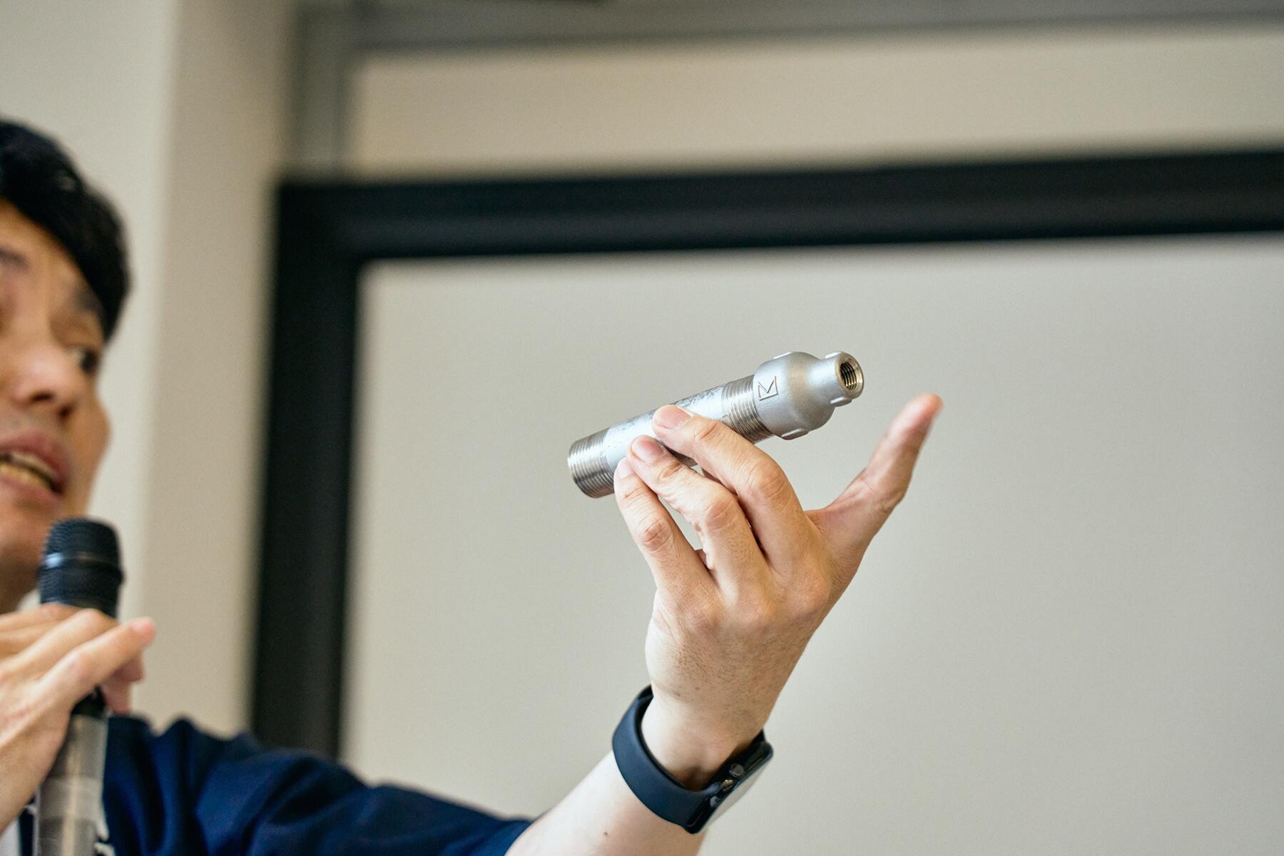 パーツを持つ手