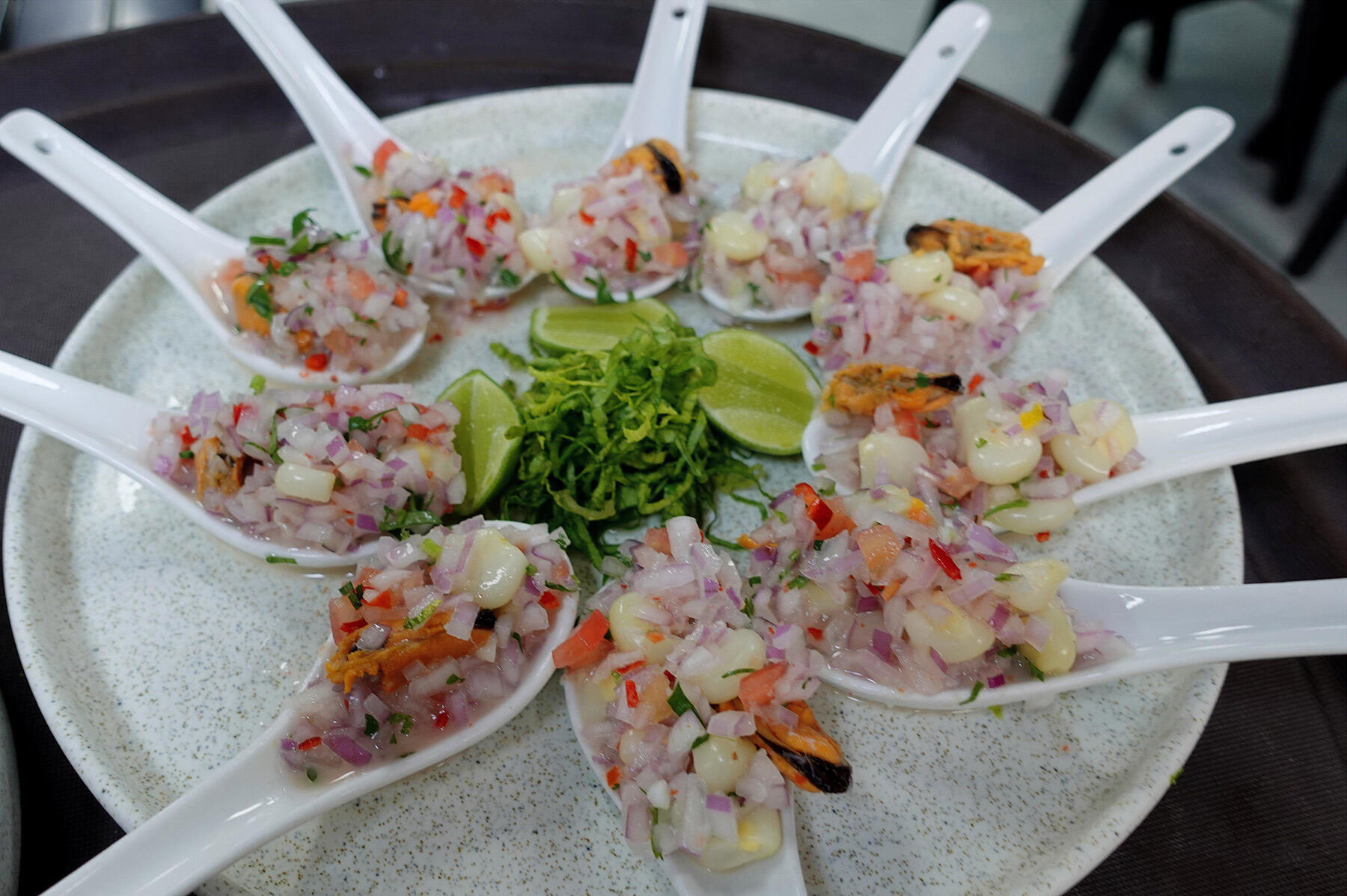 ムール貝の上にセビーチェ風サルサをのせた一口料理、チョロス・ア・ラ・チャルカ