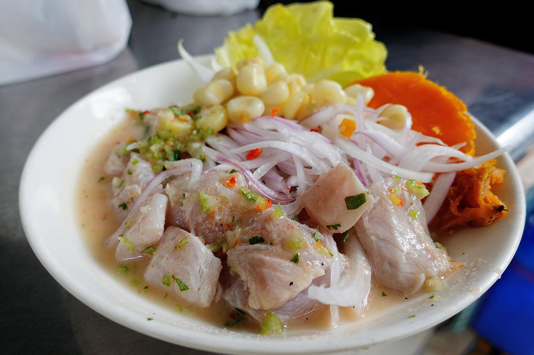 リマの市場のセビーチェスタンド「Cebicheria Claudeia」のセビーチェ。ふかしたさつまいもが添えてあります。