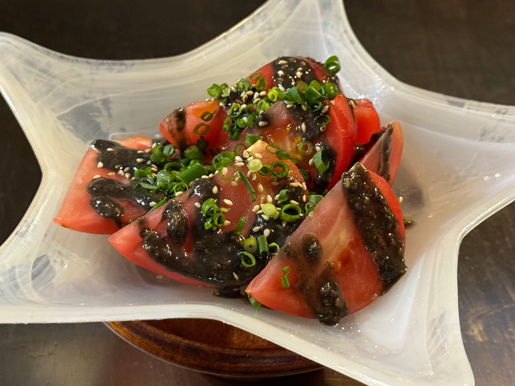 冷やしトマトの黒ごまソース