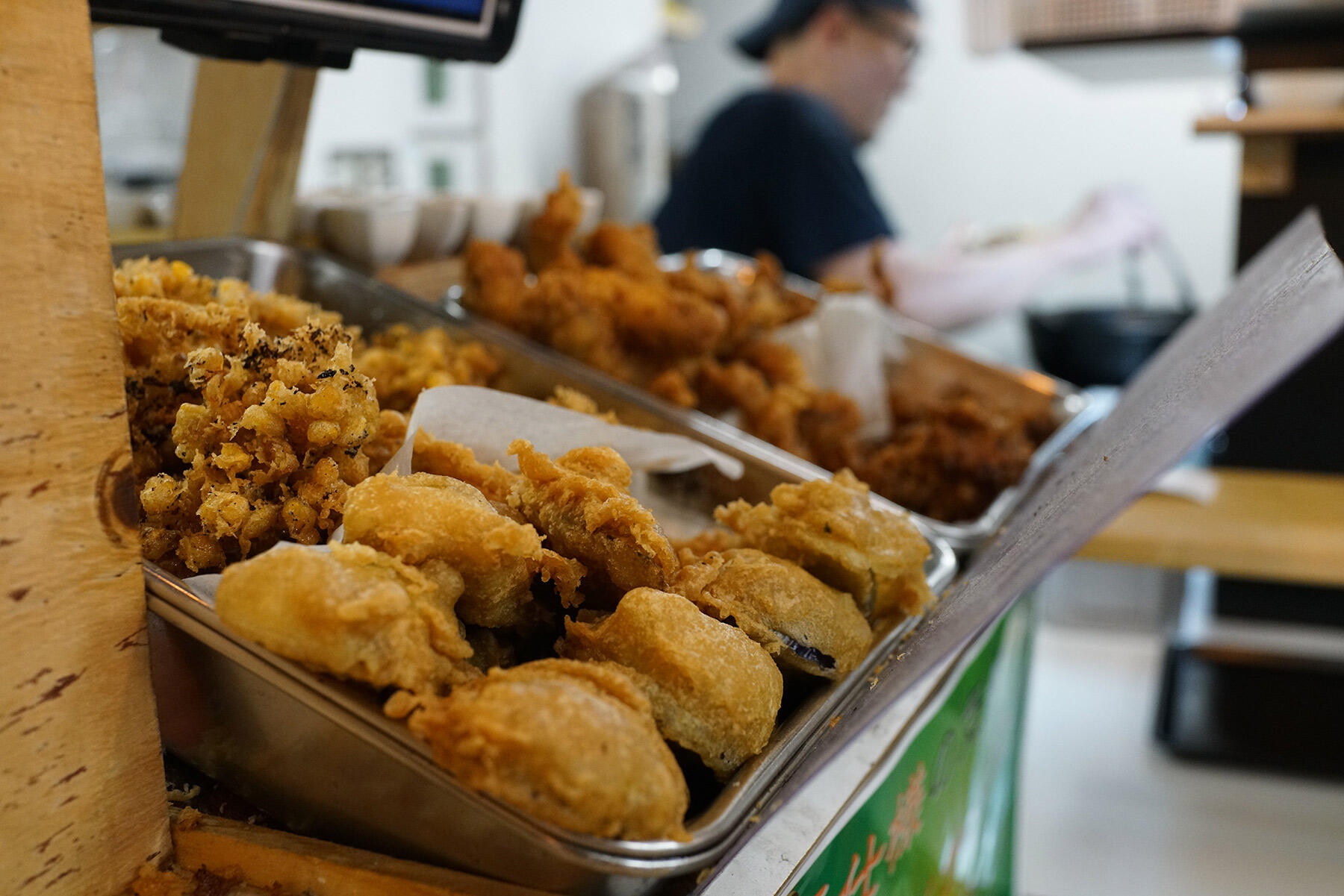 とうもろこしの天ぷらなどトッピングの揚げ物も豊富