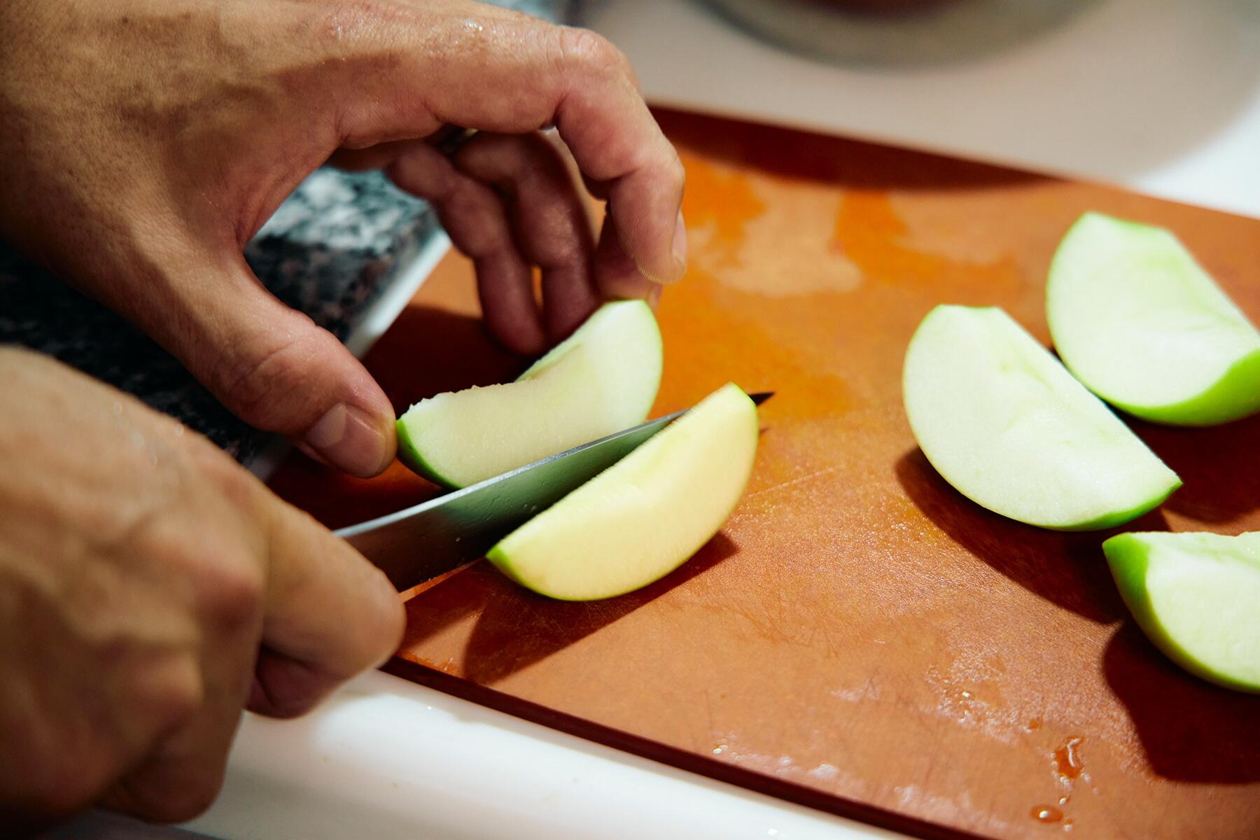 りんごとアンチョビを切る