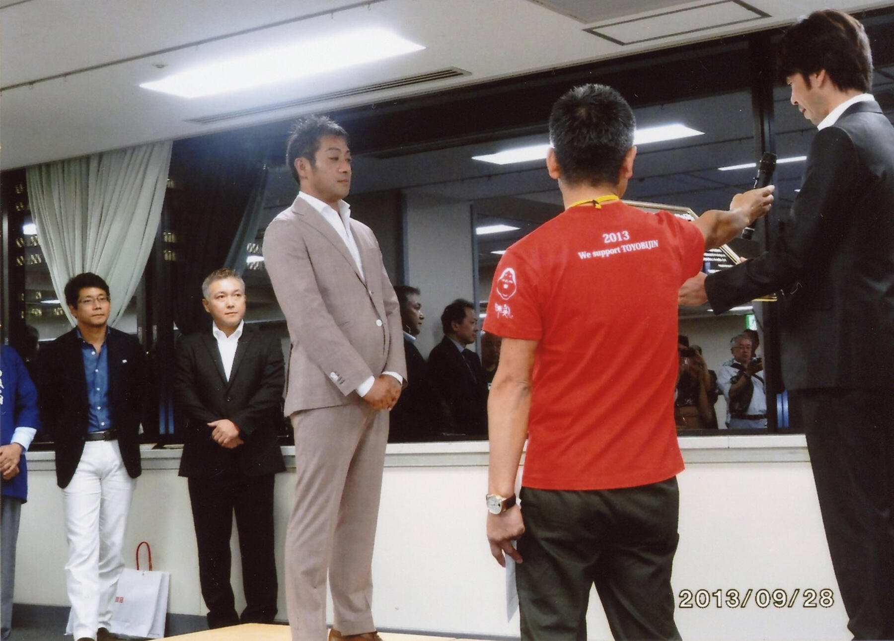 右から、プレゼンターを務める高木顕統さん、主催者の「はせがわ酒店」長谷川浩一さん、澄川さん、澄川さんを応援しようと駆け付けた「富乃宝山」西陽一郎さん、「飛露喜」廣木健司さん