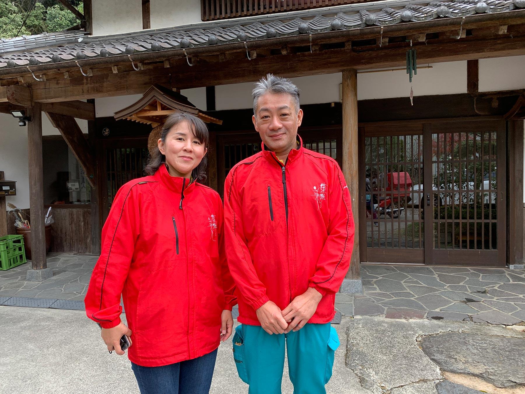 酒蔵の前で、澄川酒造4代目・澄川宜史さんと3歳年下の妻・留美子さん