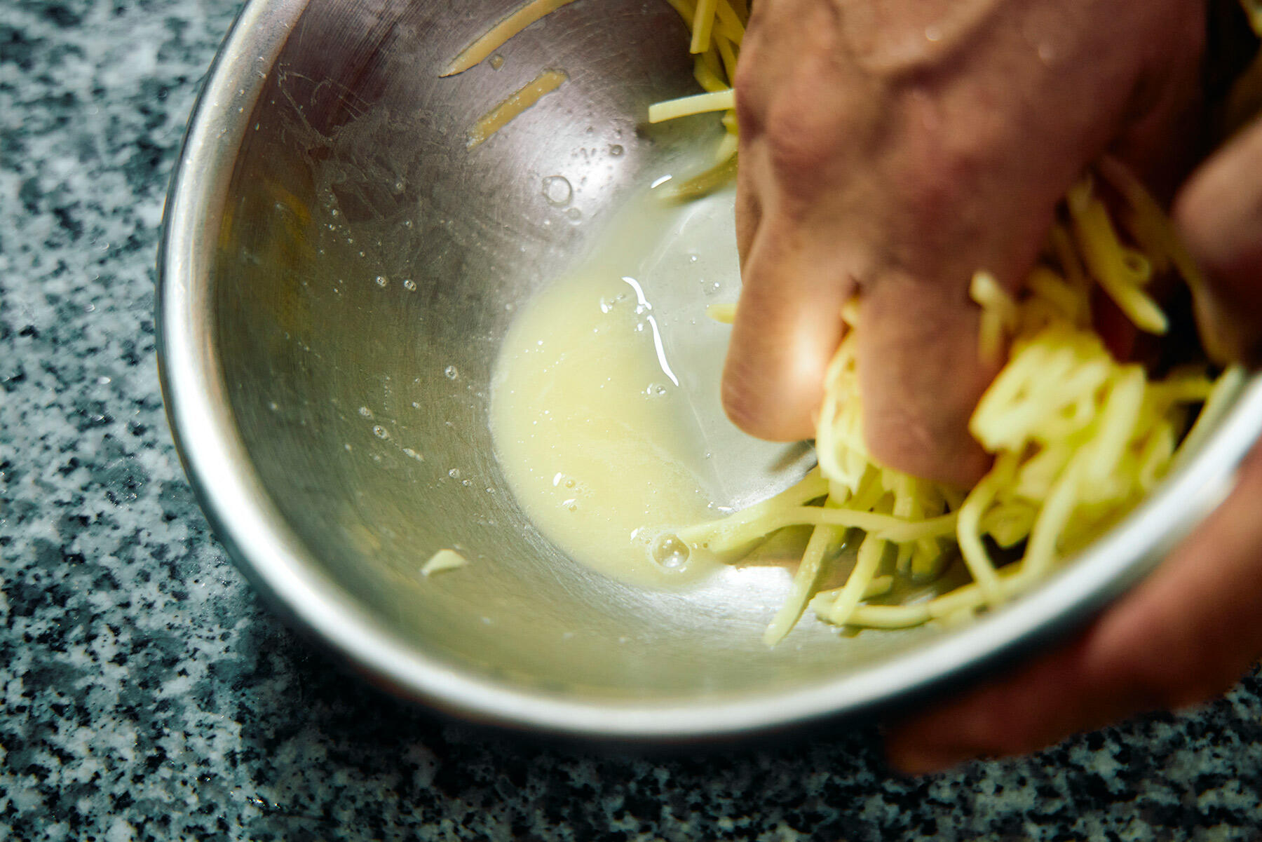 じゃがいもをせん切りにする