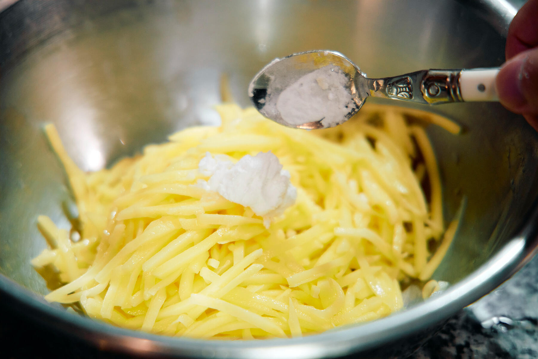 じゃがいもと片栗粉、チーズを和える