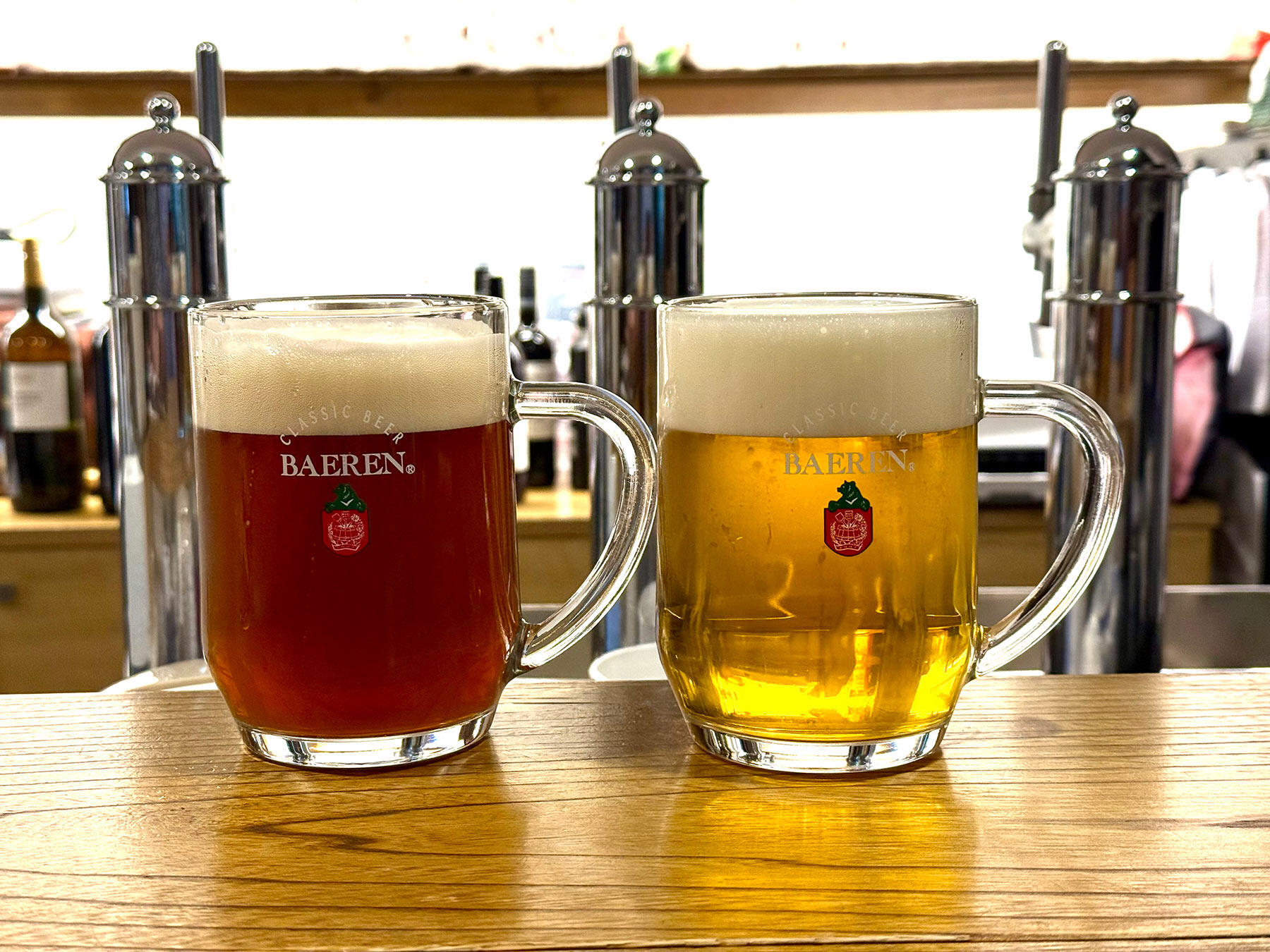 「N クラシック」(右)と、爽快感のある苦味を秘めた「アルト」