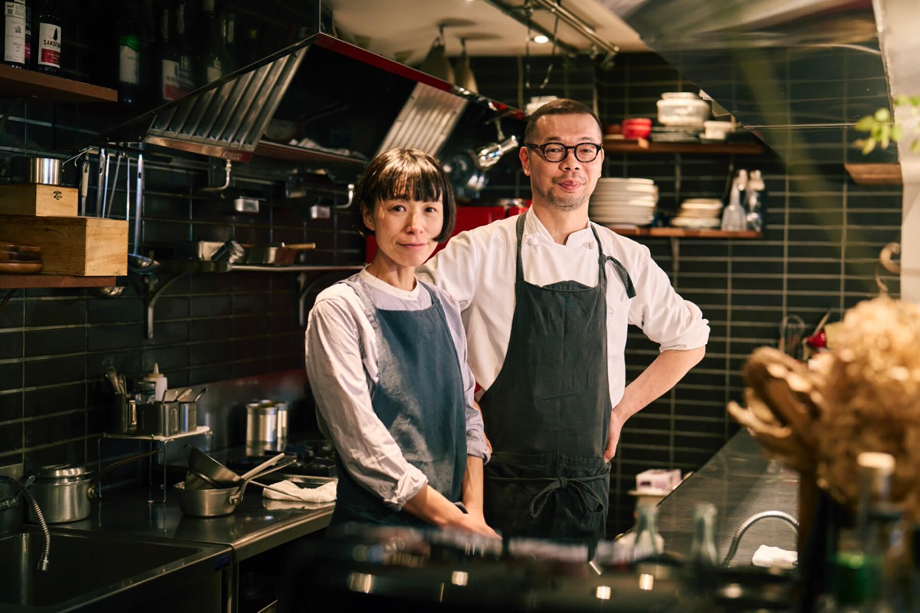 右から夫でシェフの椿豪(つばき・たけし)さんと、妻でソムリエの澄子さん。