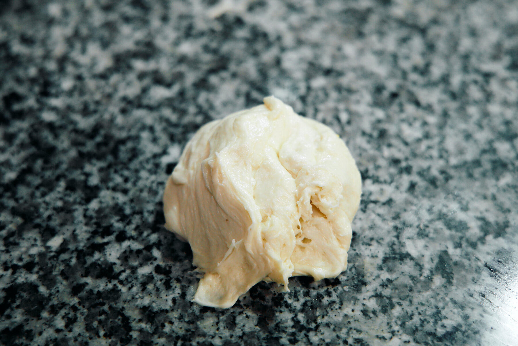 タルト台の生地を練る