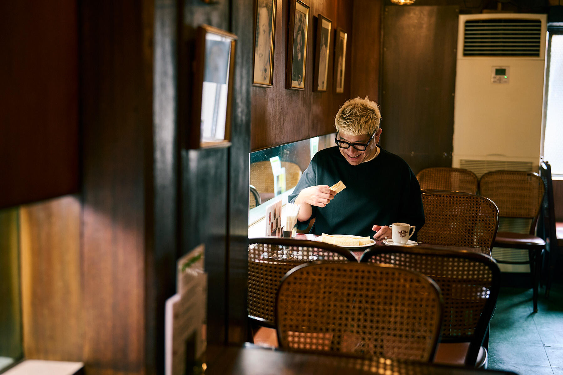 大好物のタマゴサンドを前に思わず笑顔になる熊澤さん。