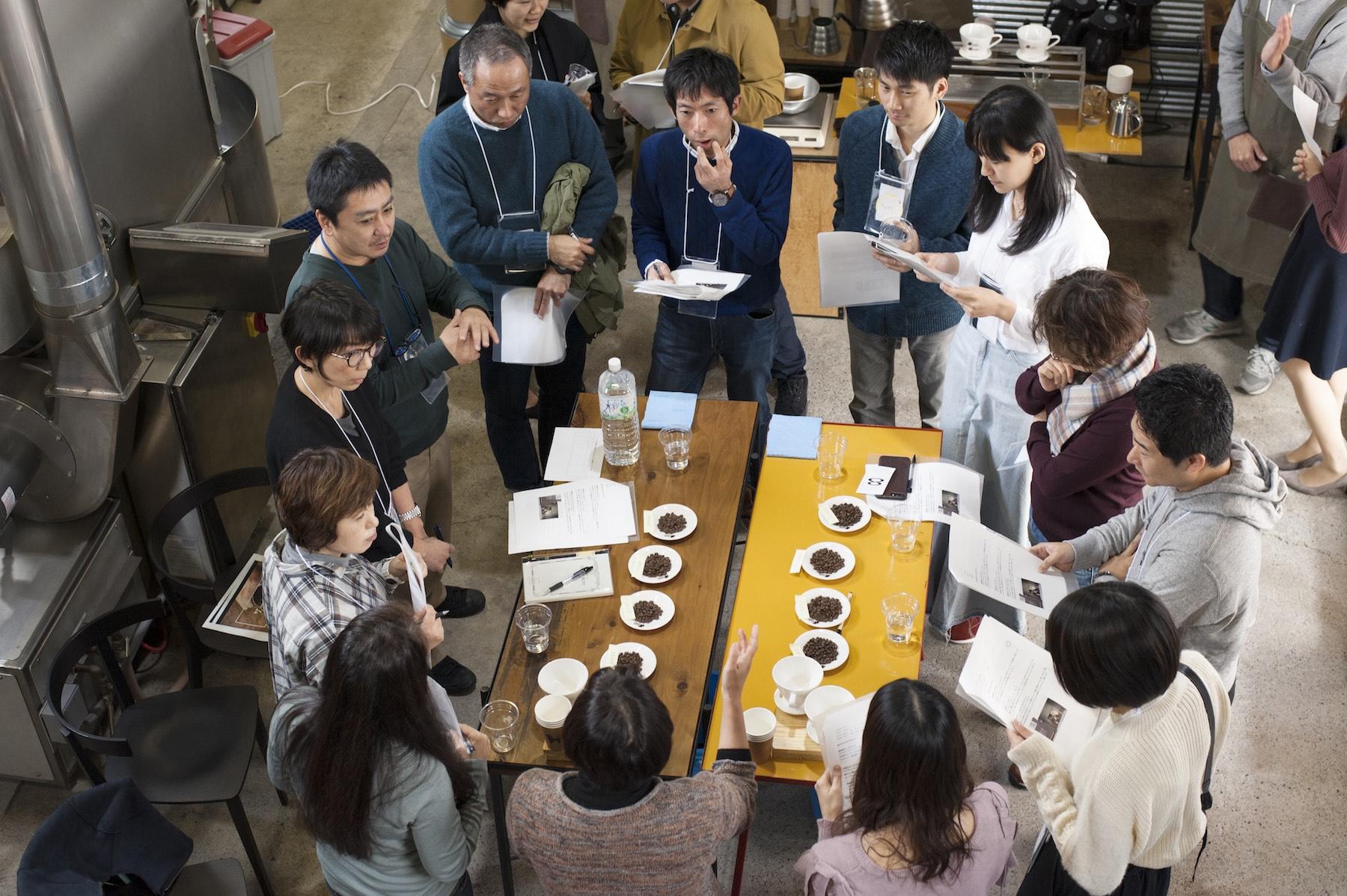 額を集めてのブレンド会議。同じコーヒーでも、人によって印象が違うから面白い！