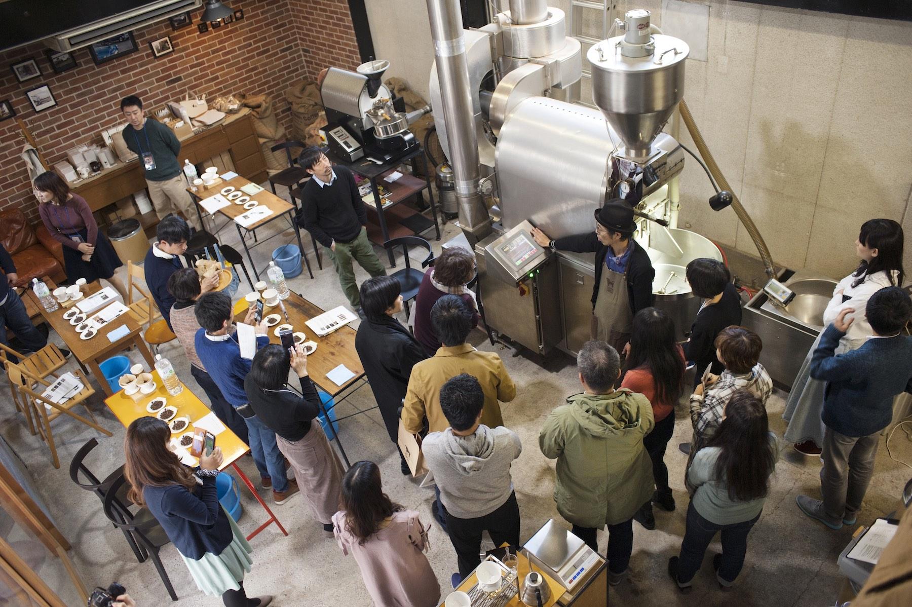 イベントの合間にはスマートロースターを使って、コーヒー豆35kgの焙煎見学。