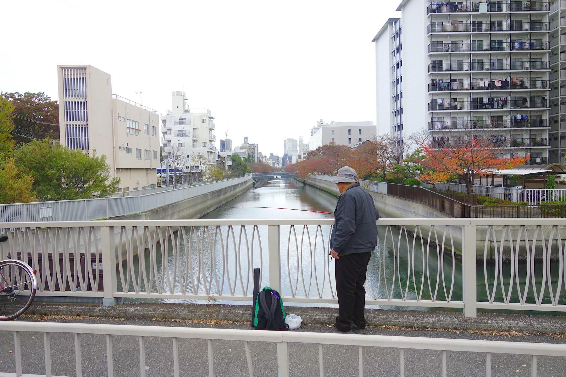 釣り糸を垂れるおじいさん