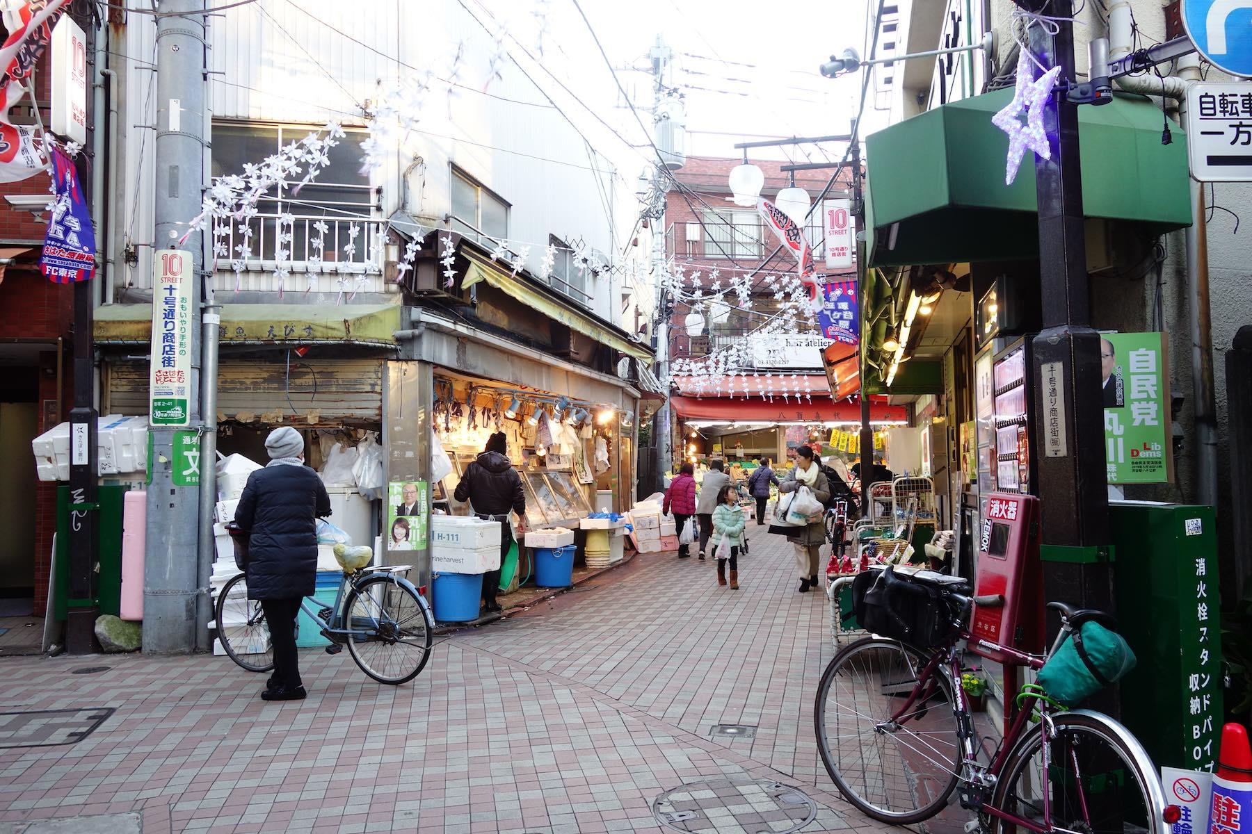 「十号通り商店街」の一角。魚屋さんはお造りの盛りが美しくて、どこかで角打ちしたくなります。