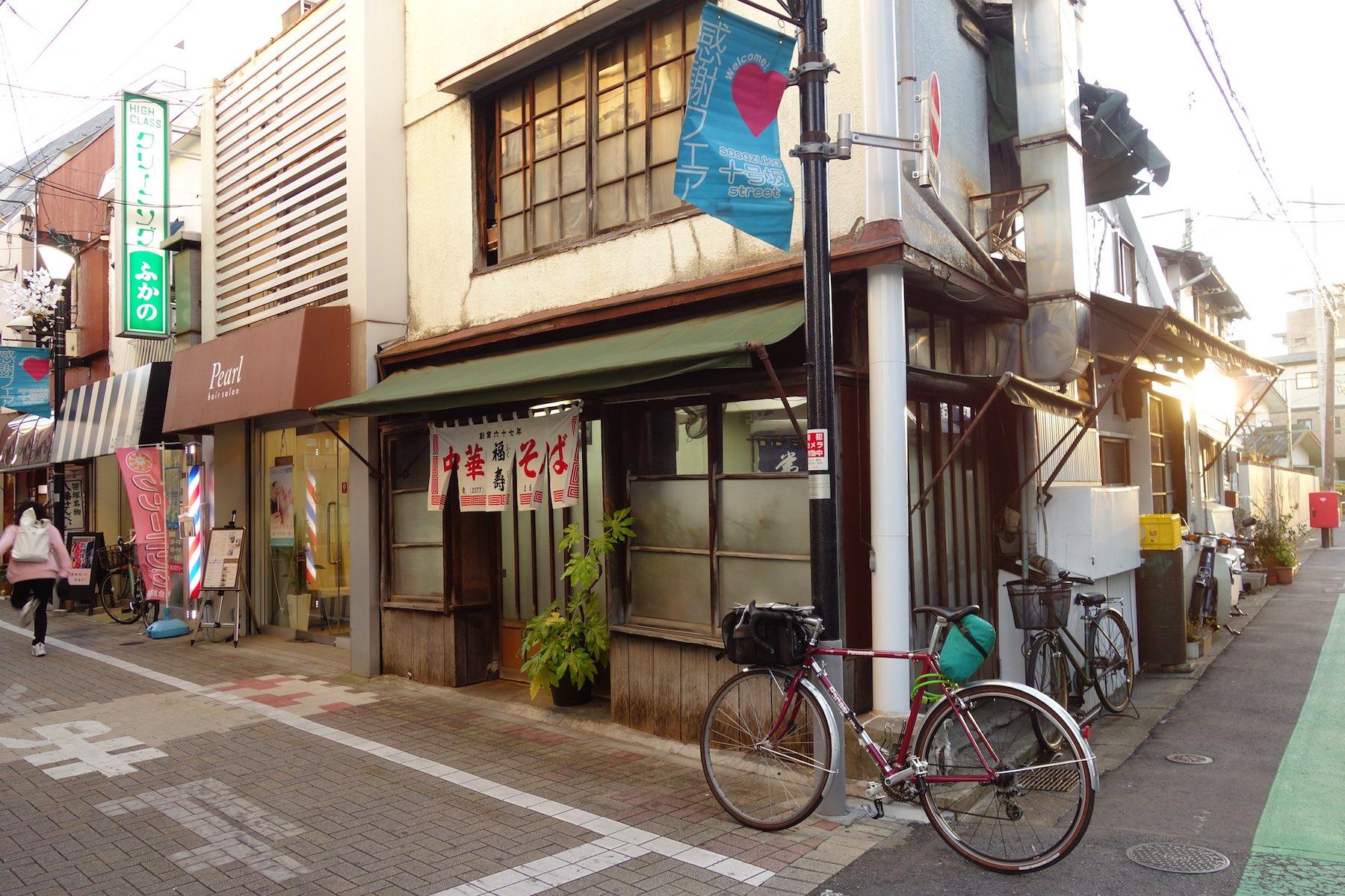 駆けていく少女まで昭和の子に見えてきます。