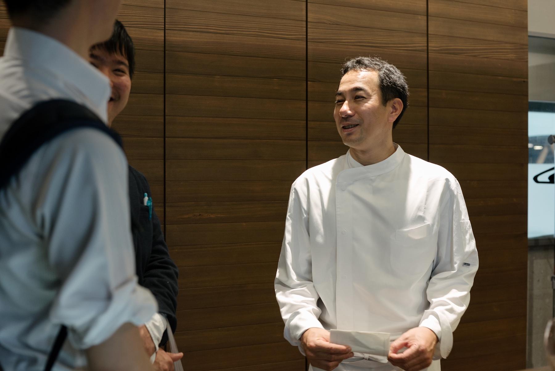 地元の若い料理人、ソムリエを目指すサービスマンの質問にも気さくに答える有馬シェフ。出し惜しみしない快活な人柄がうかがえる。