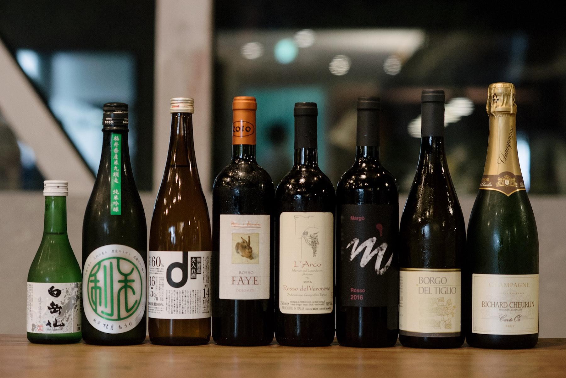 この夜、料理と共に食卓を彩ったお酒たち。左より、福井市の地酒“白岳仙 純米吟醸”、“越前桂月 純米吟醸 毛利”、“d酒 無濾過火入れ”。赤ワイン3種、白ワイン1種はいずれもイタリア産のナチュラルワイン。そしてシャンパーニュ。