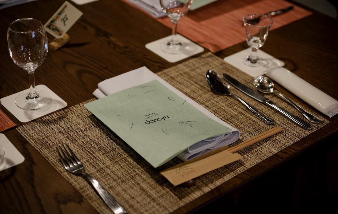 メニュー表はひとりずつに。中にはジビエを初めて食べたという人も。ジビエが初めてじゃなくても、この日の料理は興味津々。みなさん、料理名、食材を確認しながら食べ進めていった。