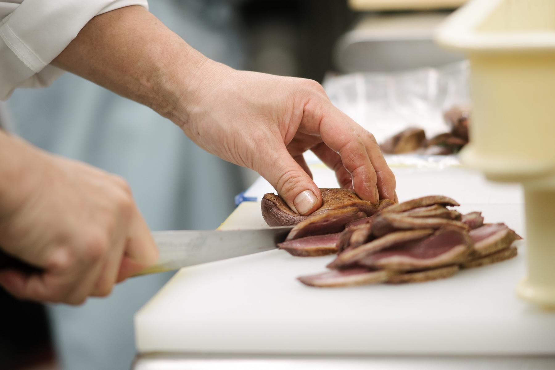 骨も脂も、もちろん肉も。余すところなく料理に生かす。それを支えるのがその土地の良質な水。イタリアで経験を積んできた有馬シェフが帰国した際に心に決めたのは、「日本で育った食材を日本の水で料理する」ということだった。