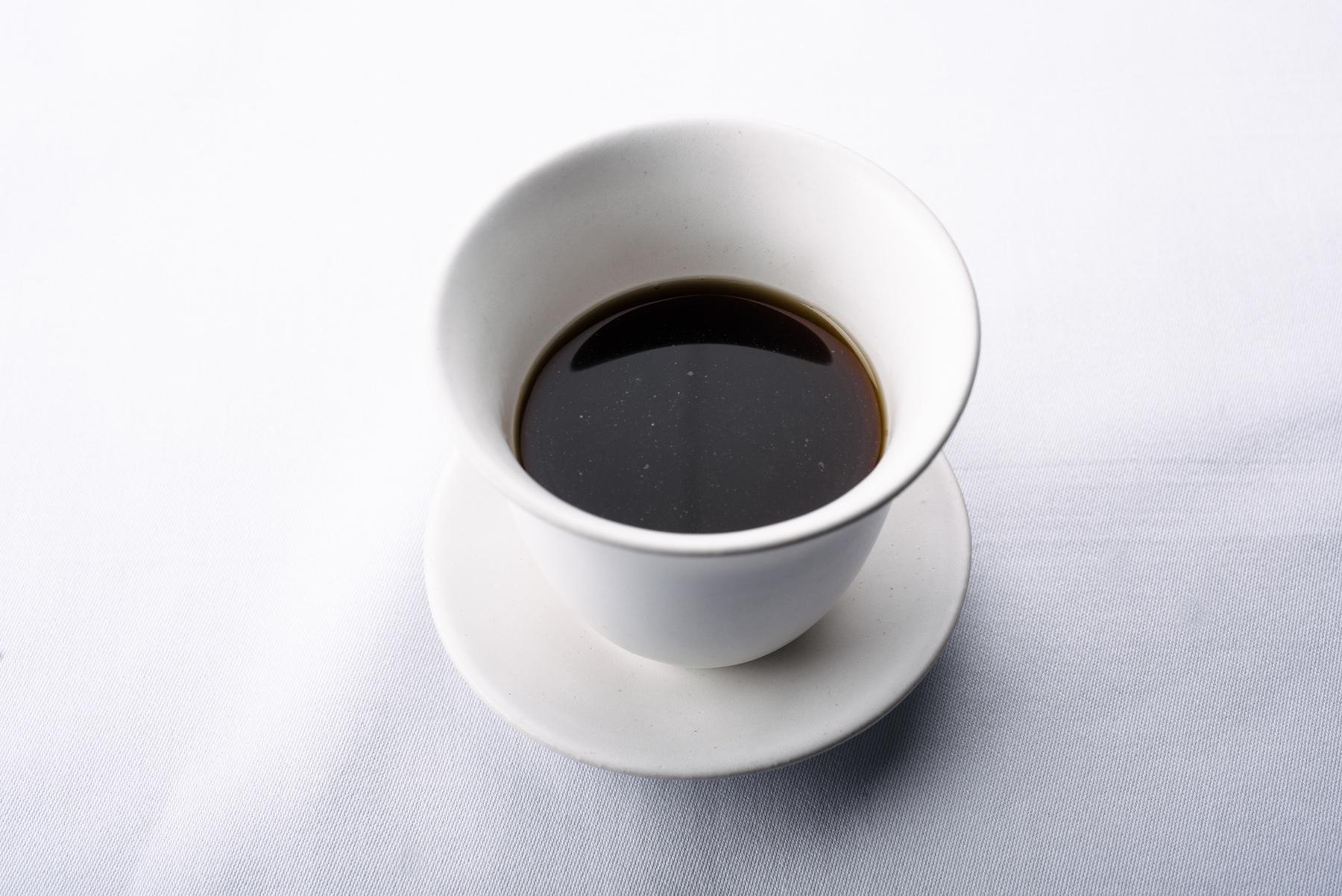 深く濃い色味の “本州鹿とアミガサ茸のコンソメ”。濃厚なエキスが感じられ、これからの料理に期待が高まる。これ一杯でほかほかと体が温まってくる。