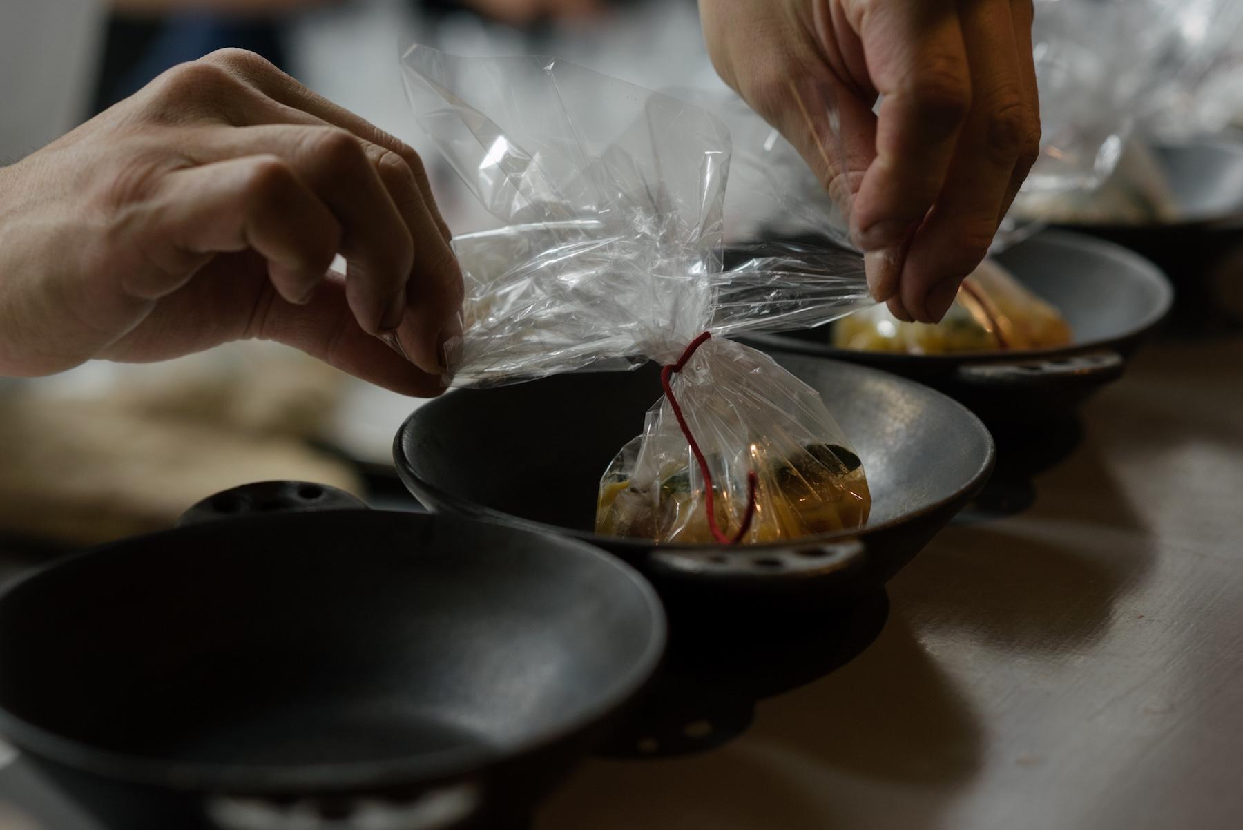 イタリア語で「カルタ」とは「紙」のことで、紙で包み上げた料理を意味する。ひとつずつほどいて、サーブする。