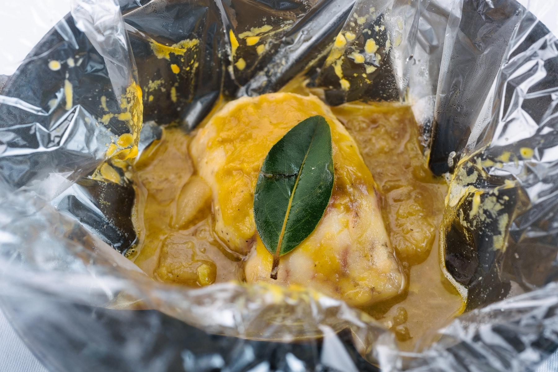 ふんわりと柔らかく火入れした平目の中に、旨味たっぷり、弾力のある猪のつくねが入る。セイコ蟹のソースは濃厚なコクで、いちばん下から顔を出す蕪と絶妙の相性。