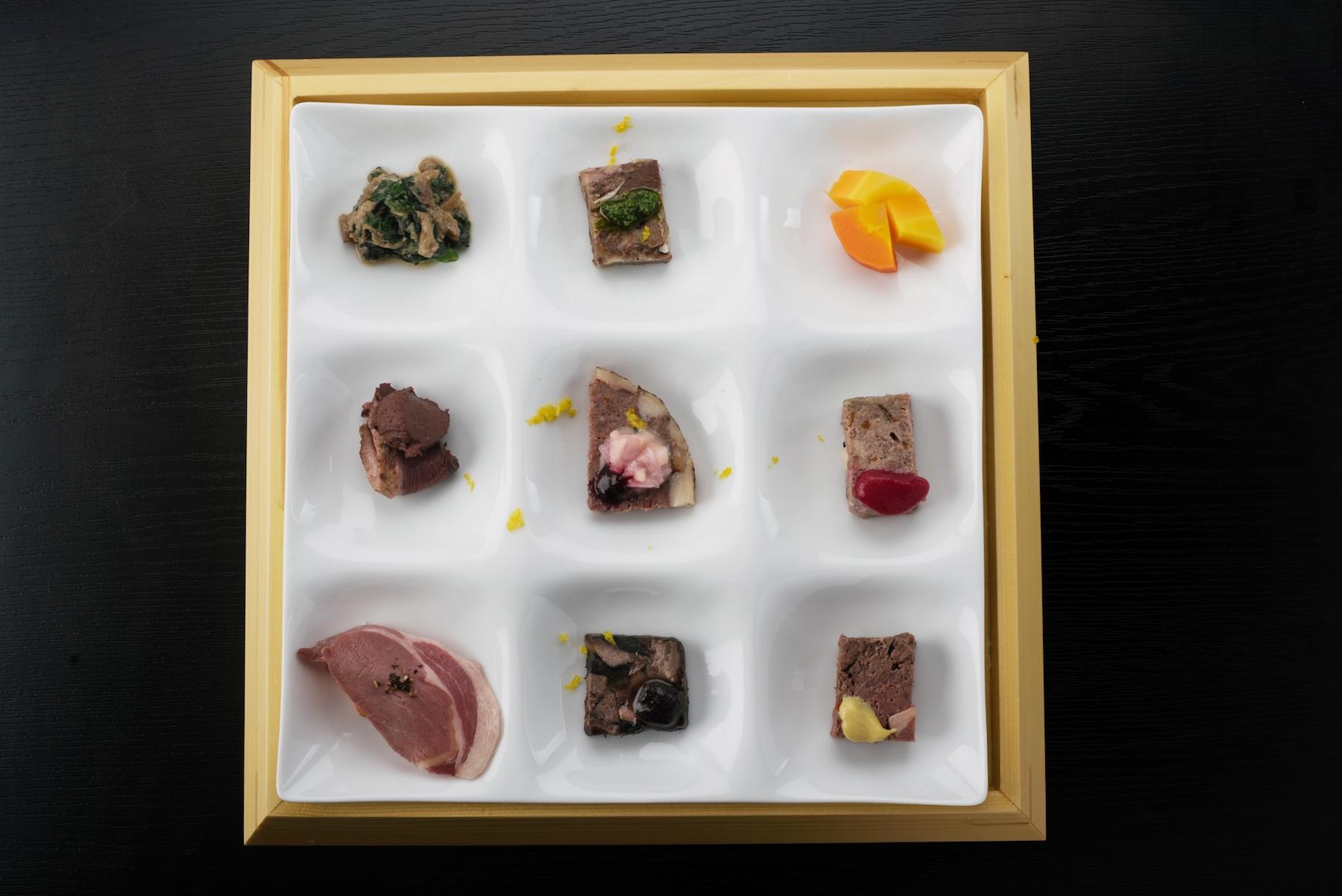 奥の列の左から、雉とカーボロネロの和え物、鹿のガランティーナ、きゃろふくのピクルス。真ん中の列の左から、真鴨のローストとレバーペースト、あなぐまのロトロ、仔熊と猪のパテ。手前の列の左から、猪のハム、野鳥と香茸のテリーヌ、田舎風テリーヌ。いずれも、純粋な旨味、力強いエキス分が感じられる味わい。