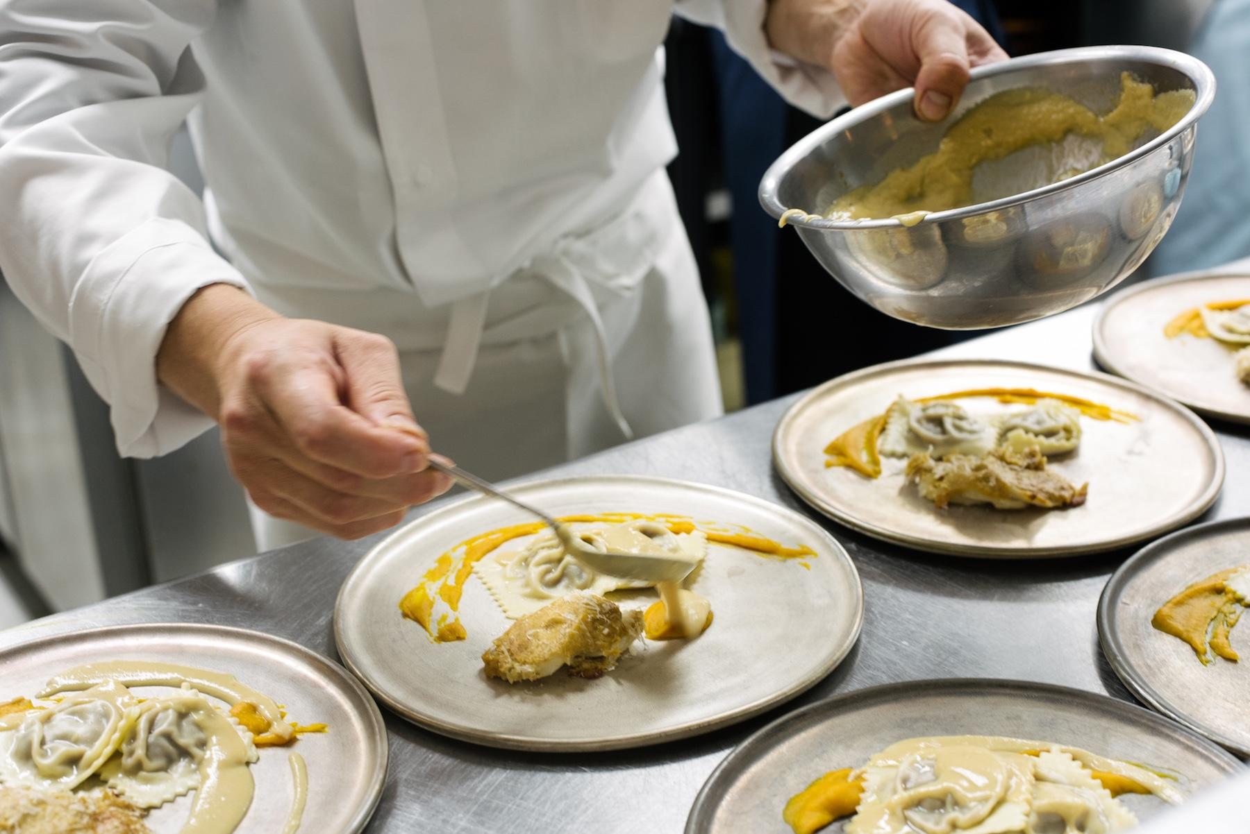 ラビオリは、有馬シェフが修業を積んだ北イタリアの名物。地産の里芋でつくったグラタンが添えられる。陶芸家・安藤雅信さんの器に盛り付けた贅沢な一皿。渡辺さんへの感謝の気持ちから、仕上げに高価な白トリュフを惜しげなくふんだんにふりかけて！