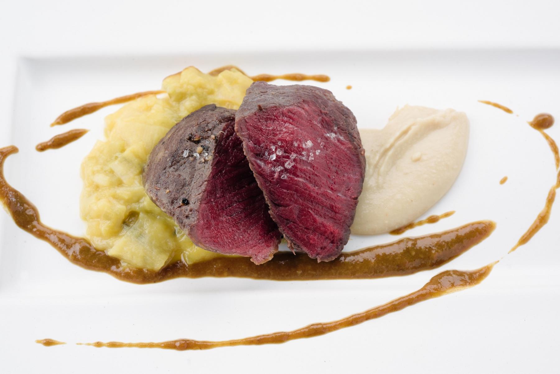 背肉ロースのステーキは、絶妙な火入れと柔らかさ。しっかり旨味があり、この土地の餌環境のよさが察せられる。赤ワインソースにはポルチーニ茸入り。ヒヨコ豆のピュレのほっこりとした甘味がいいバランス。