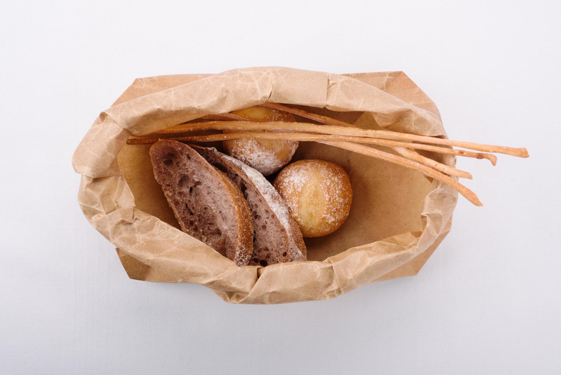 あなぐまの脂を練りこんだグリッシーニとパン。あなぐまの脂は融点が低く、体内で消化する際にあまり体力を使わないという。グリッシーニはクリスピーで香ばしく、パンはしっとりとした食感。