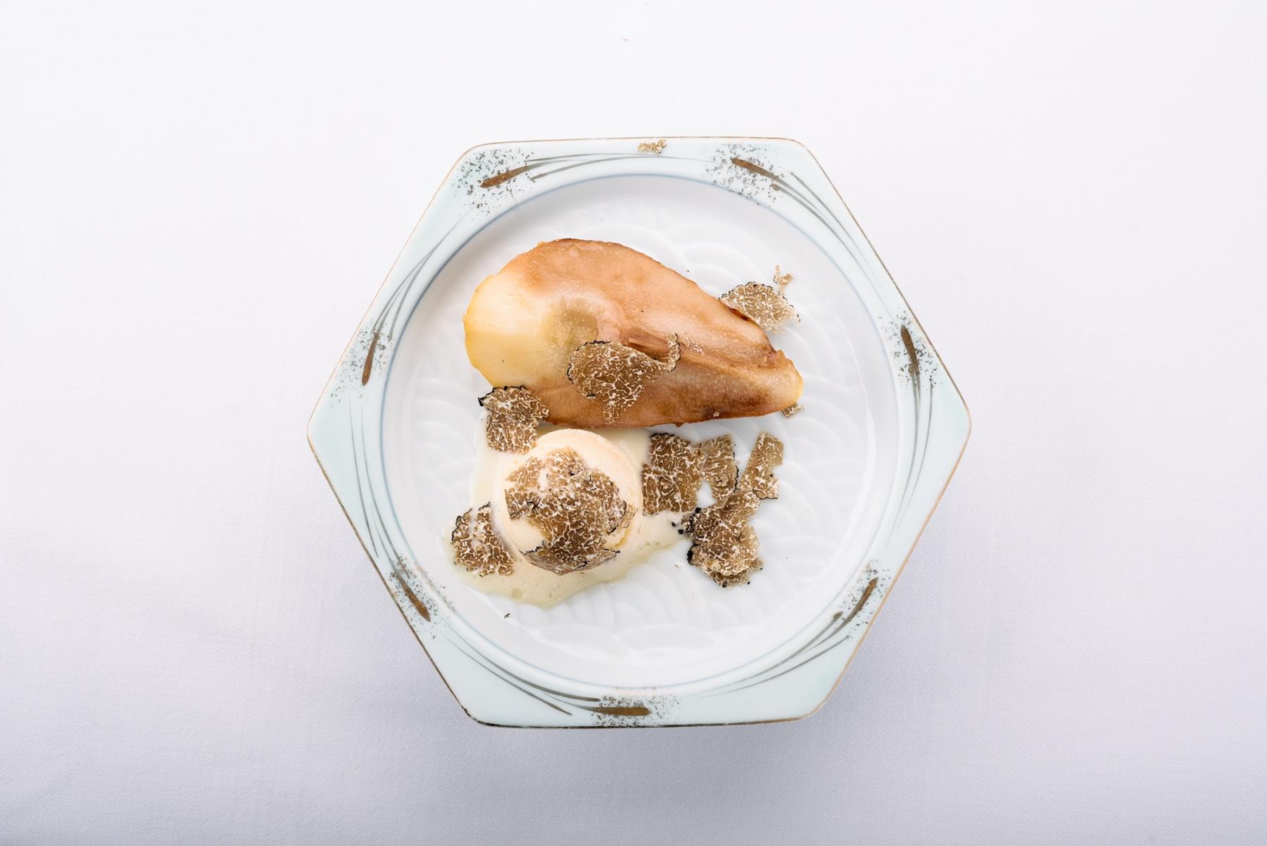 “洋梨のコンポート＆白インゲン豆と黒トリュフのジェラート”は地産のル・レクチェを柔らかいコンポートに。ジェラートはメイプルシロップも入り、コクのある甘味。仕上げに振りかけた黒トリュフの芳香がたまらない！