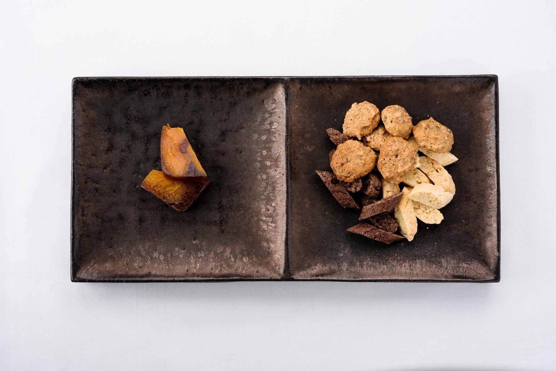 最後のピッコロ・ パスティッチェリア。柚子味噌のビスコッティ、コショウとカカオのビスコッティ、栗のブルッティマボーニ、あんぽ柿のスキアッチャータ。