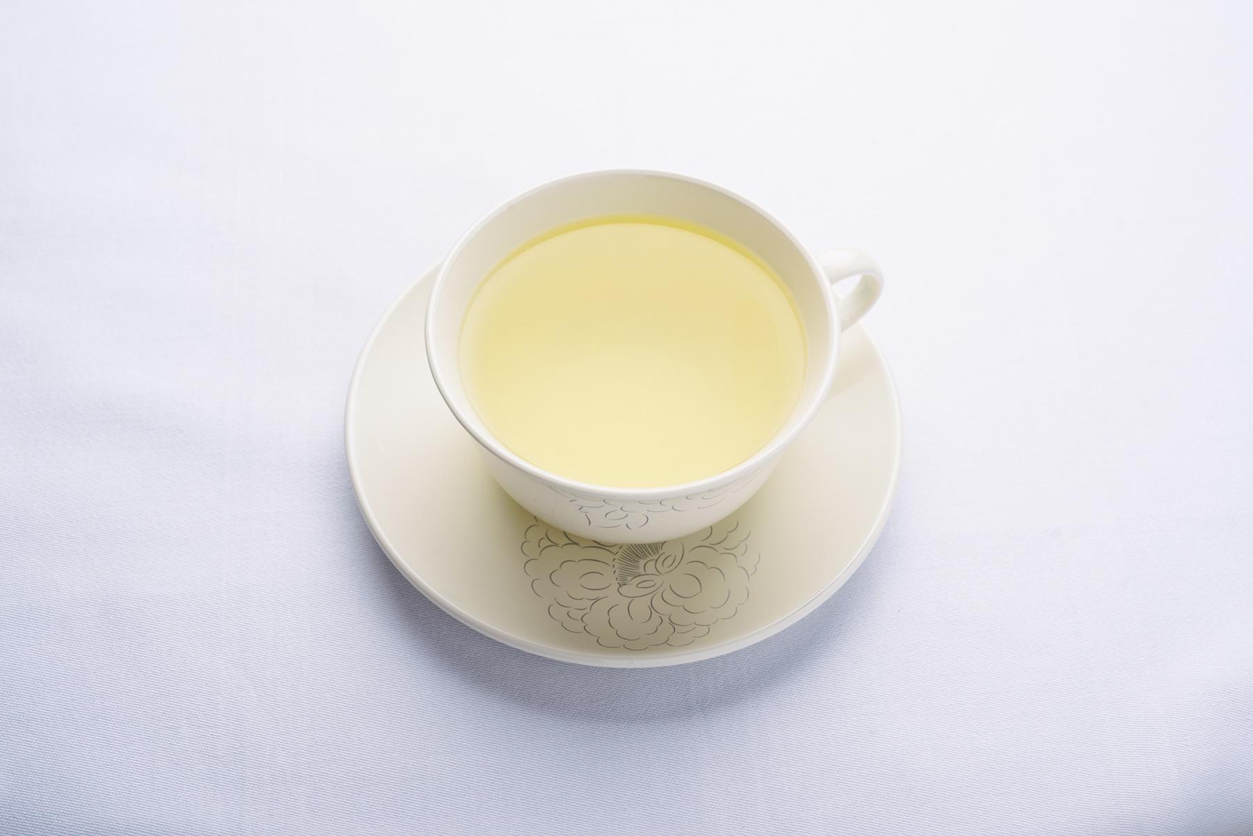 “ハーブティ”は、レモングラスやミントを中心とした、「パッソ・ア・パッソ」オリジナル。カップは地元の伝統工芸品の越前漆器で「山久漆工SHAKU-YAKU」。