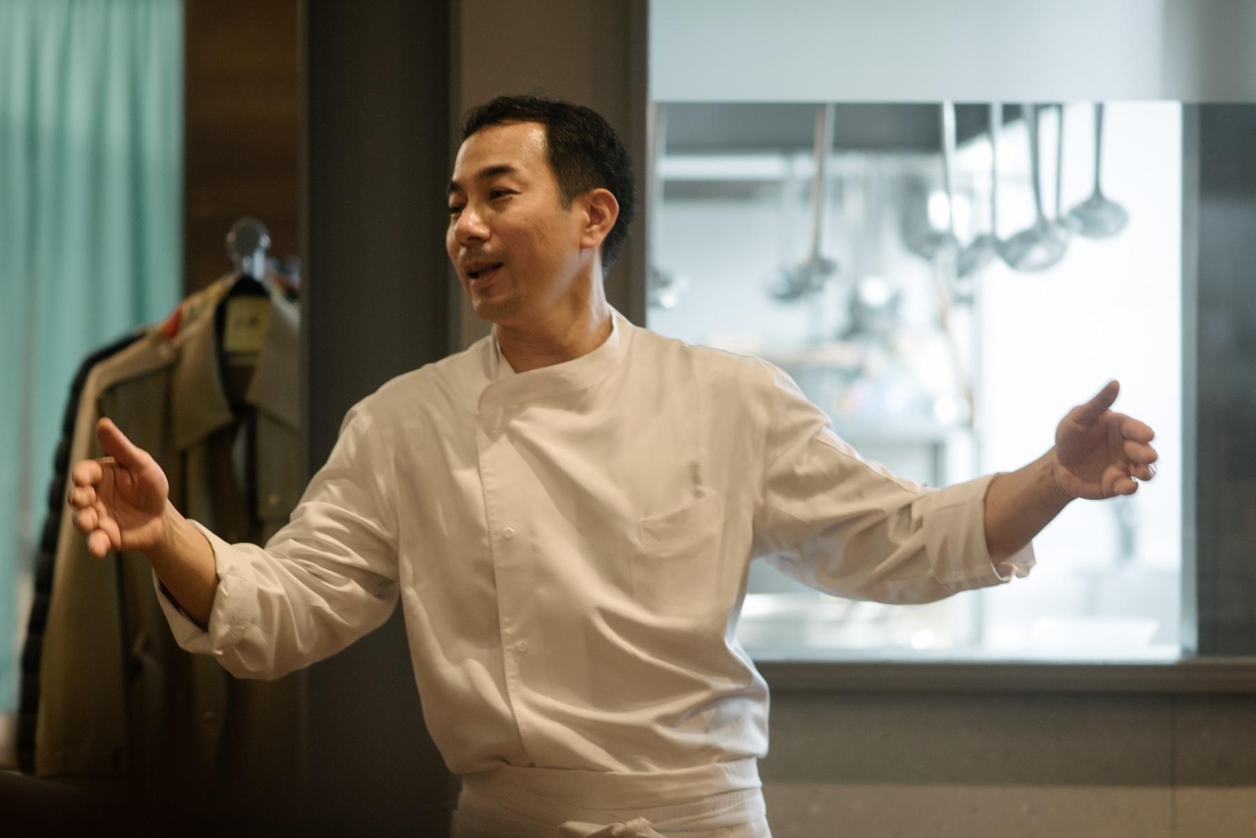 「パッソ・ア・パッソ」の有馬邦明シェフ。日本の食材と水を生かしたイタリア料理を提供することがモットー。2002年の開店以来、秋冬は「冬の旬の食材」としてジビエ料理のコースのみを提供している。