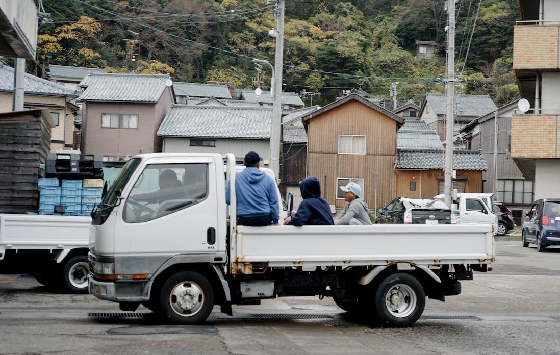 船が出られなきゃ、車でのんびり。「天気は仕方がねえよの」（天気はしょうがないよね）。「ほやほや、ほやの」（そうそう、そうだね）。