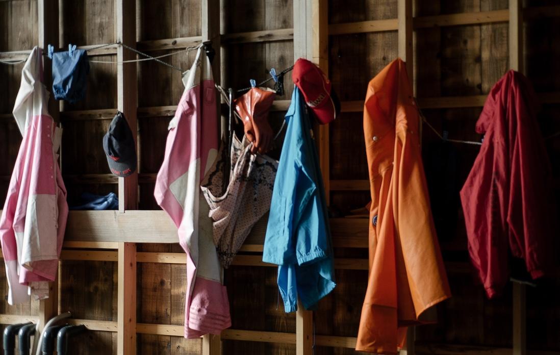 服だって今日はお休みです。海の仕事着は意外にもカラフル。