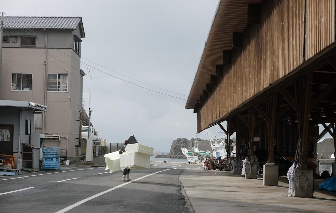 日本海の冬の重い空と海が合わさると、なんだかセンチメンタル。