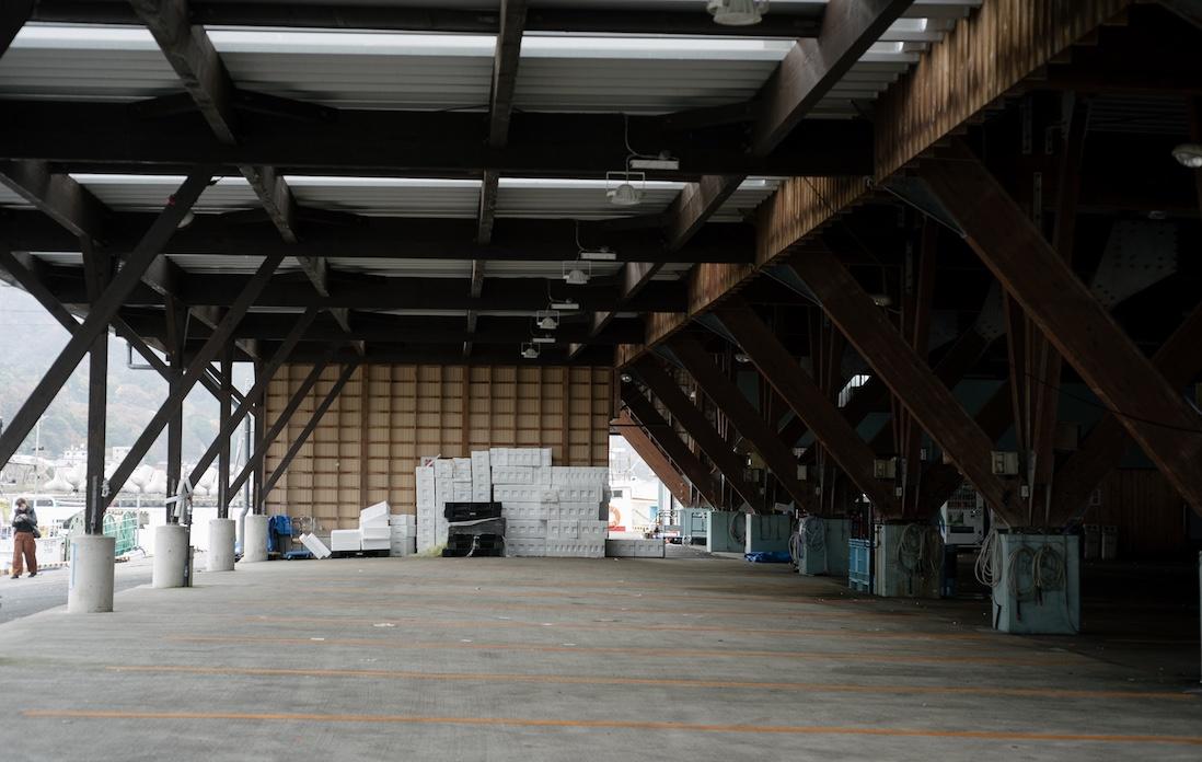 がらーん。漁期中は活気みなぎる越前漁港だが、今日は人っ子ひとりいない寂しさ。